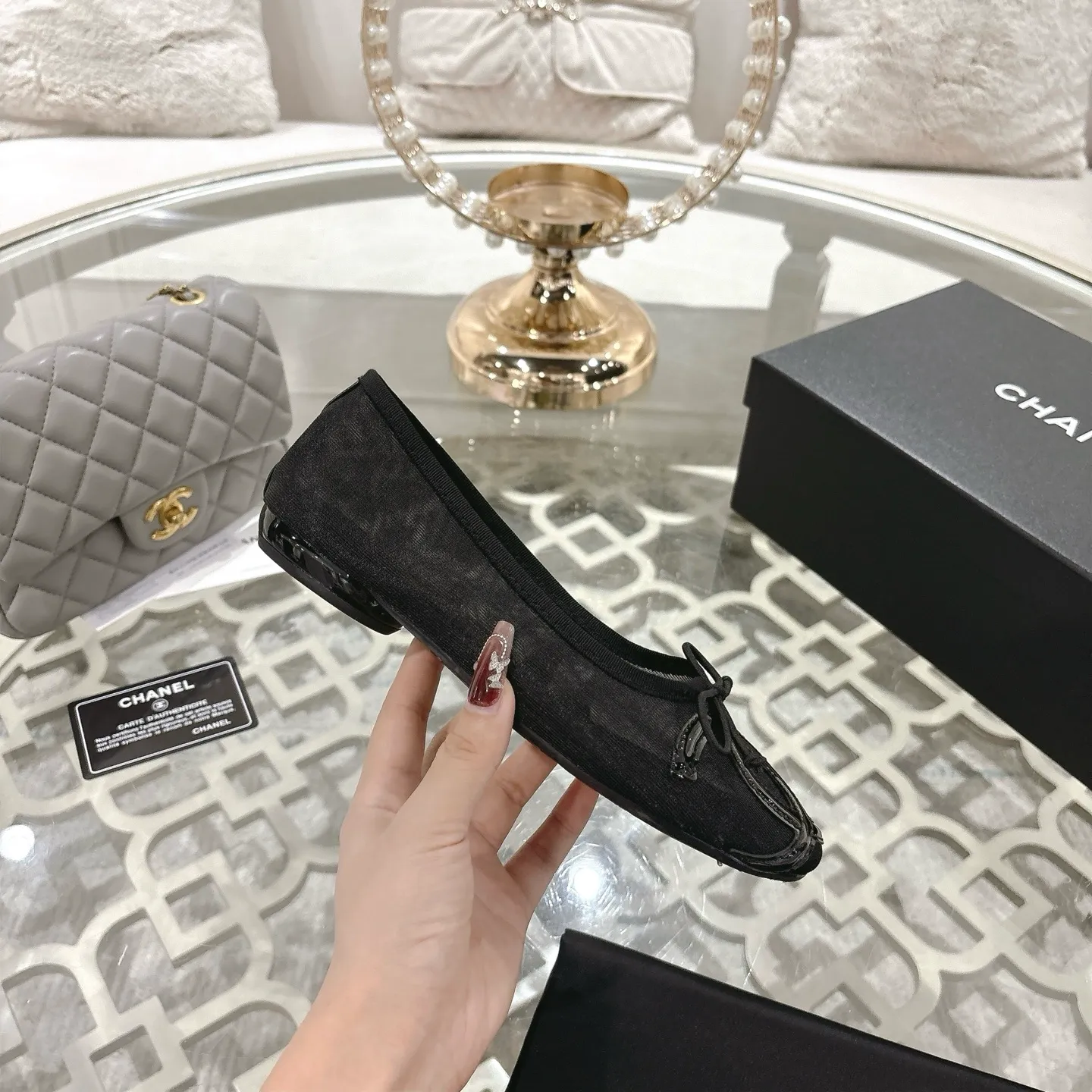 👟👟Ex-factory price 520👟👟 Mesh [purchase-level quality] CHANEL Xiaoxiang 25/A new summer bow-tie shoes 💃 This pair of "dancing shoes" is really breathtakingly beautiful! Made of cowhide fabric + exquisite electric embroidery, every detail exudes a sense of high-end ~ classic bow design, Italian genuine leather sole, comfortable and elegant on the feet, a perfect must-have for fairies!  🌟 All counters are from the same source! All materials are customized according to the original 1:1, and are developed and patterned from genuine products. The quality is absolutely assured ~ a classic that must be bought every year, a versatile artifact that looks great whether paired with skirts or jeans!  💖 The perfect finishing touch for summer outfits, sisters, just do it! 👉 Fabric: Imported sheepskin Lining: Imported sheepskin Outsole: Private molded outsole Size: 35-40